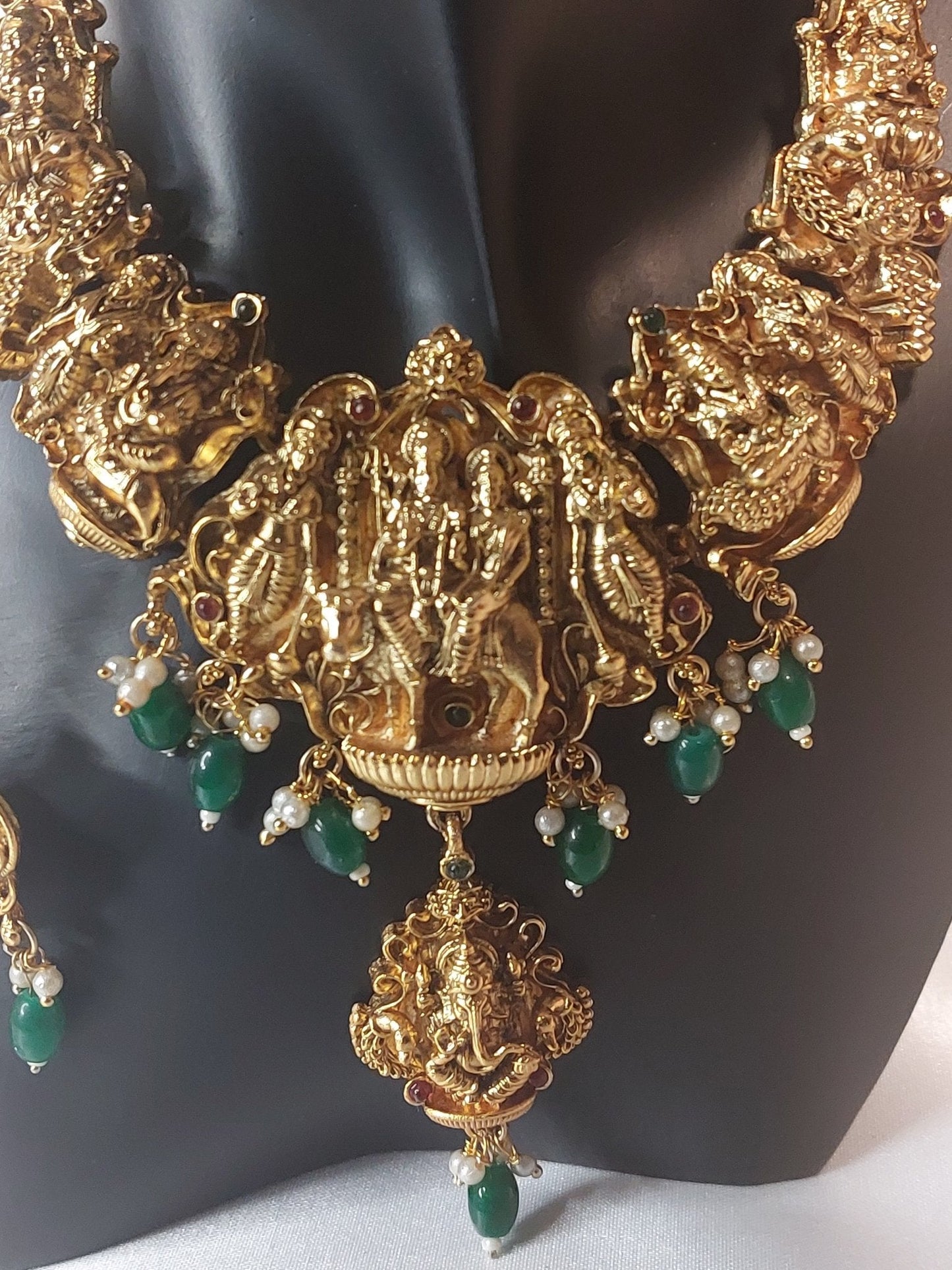 Urvi Necklace Set