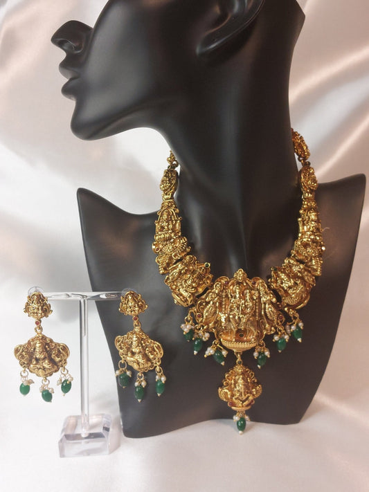 Urvi Necklace Set